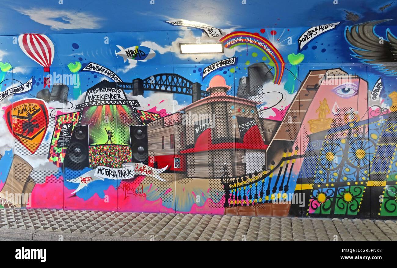 Murale di Street art che celebra il centro della città di Warrington e la cultura giovanile vicino alla Warrington Youth zone in Dallam Lane, Warrington Foto Stock