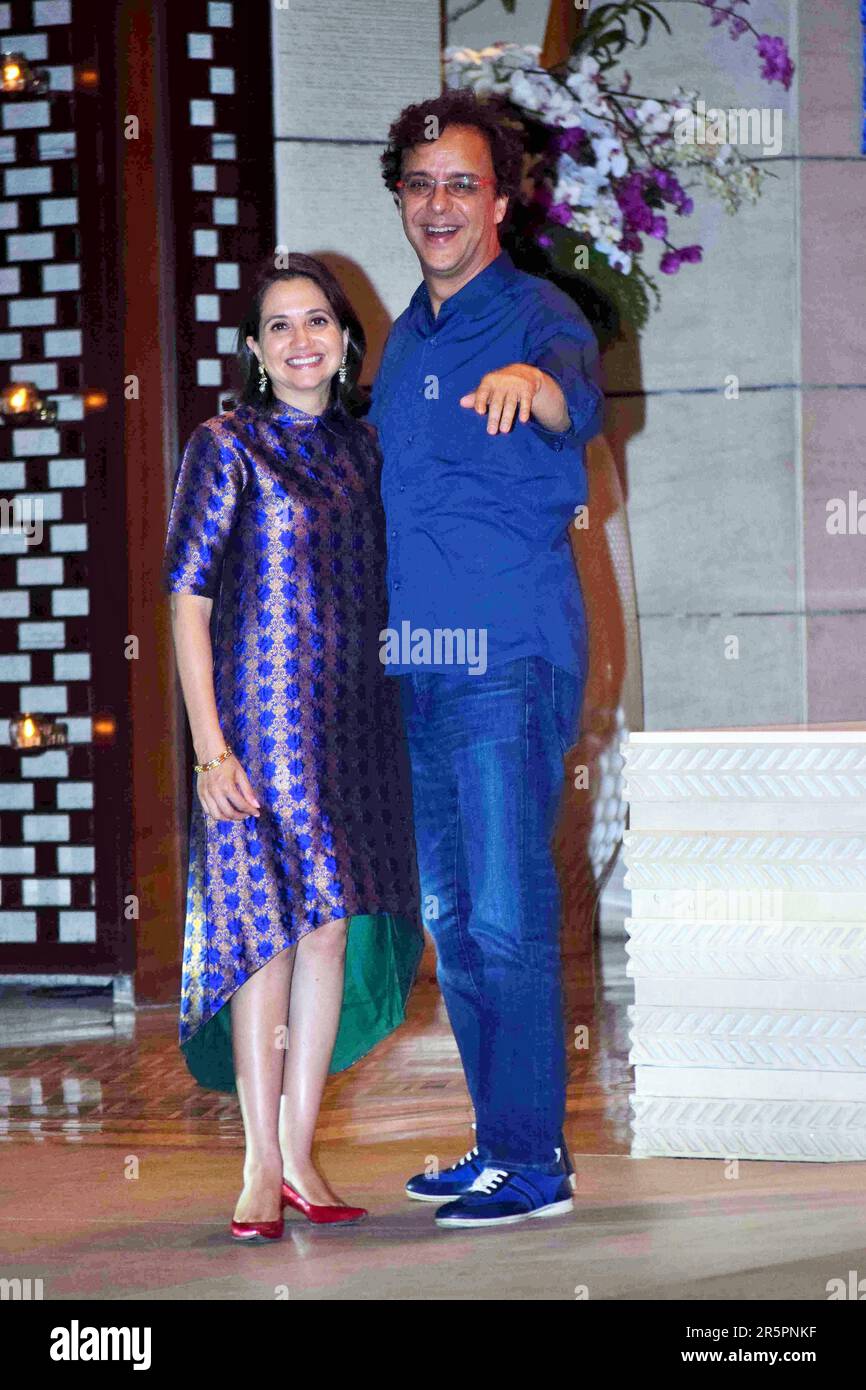 Vidhu Vinod Chopra, regista indiano, produttore indiano, marito, moglie, Anupama Chopra, autore indiano, indiani Mumbai, partito di vittoria, Mumbai, India il 22 maggio 2017 Foto Stock