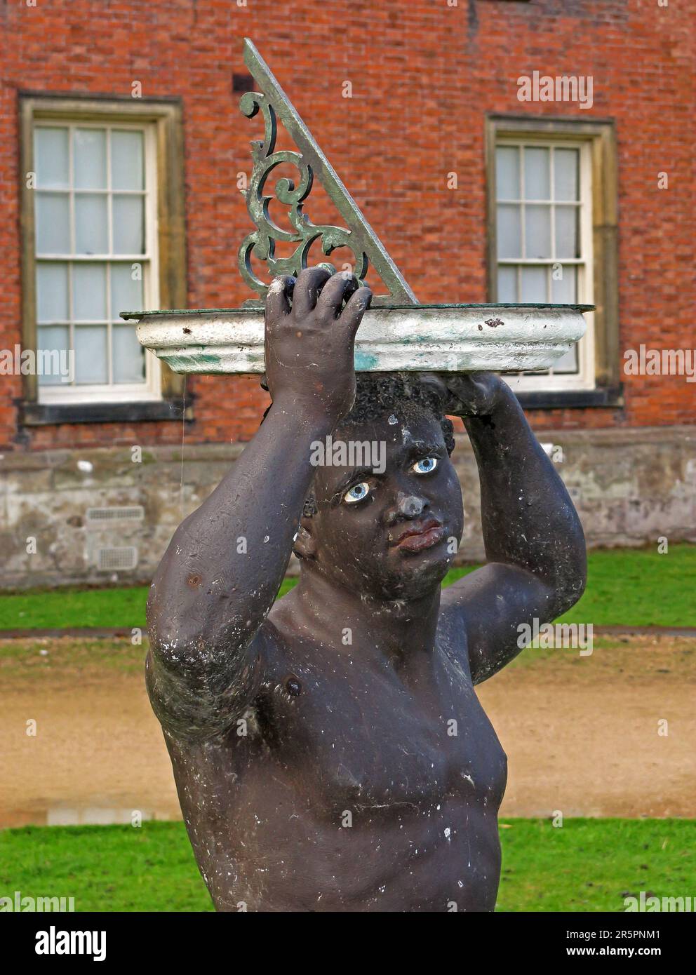 Scultura storica meridiana raffigurante una figura di Moro a Dunham Massey, una tenuta del National Trust vicino ad Altrincham, Greater Manchester Foto Stock