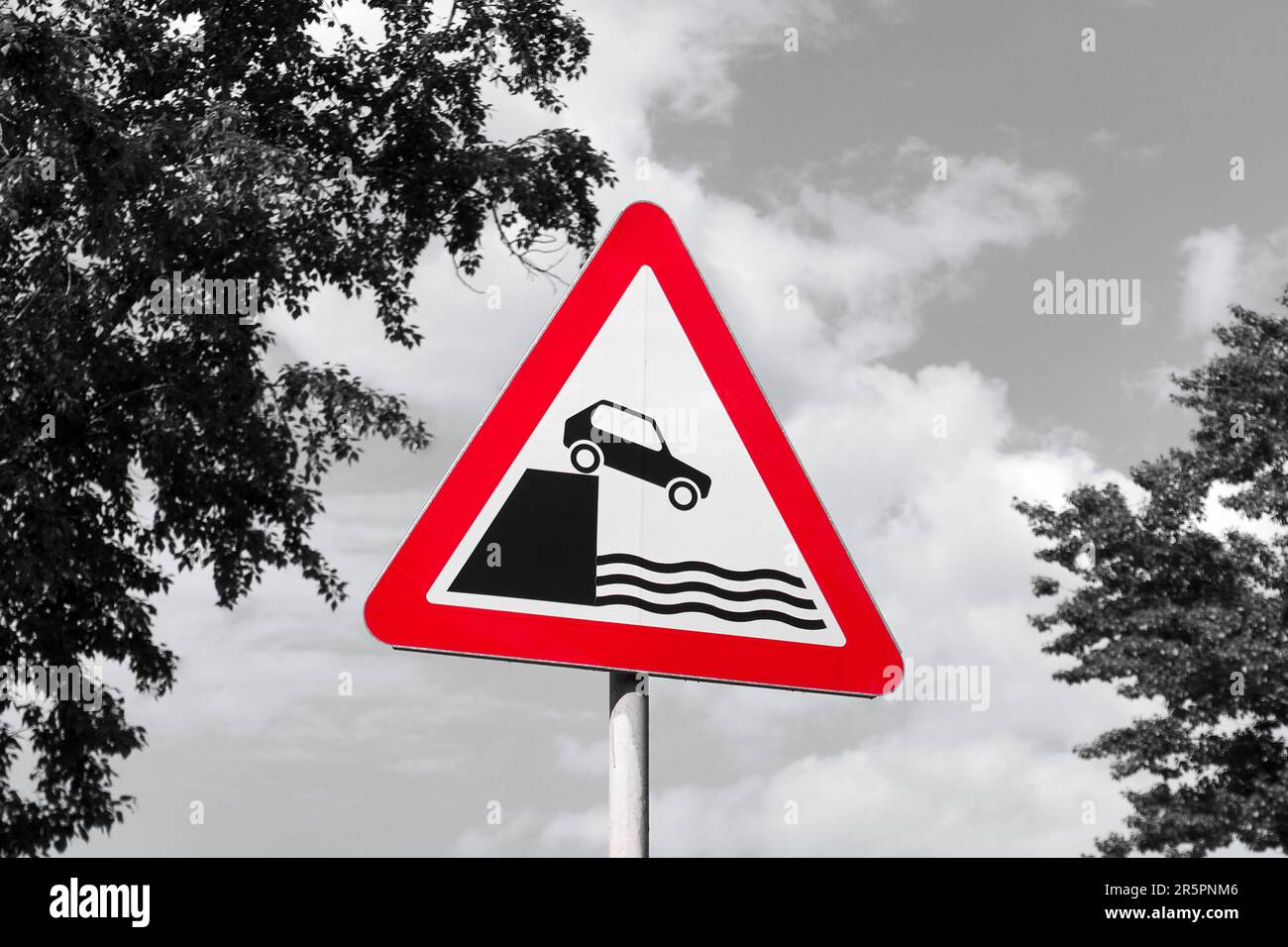 Banchina o riva del fiume non protetta, segnale di avvertimento. Sull'immagine viene utilizzato solo il filtro di colore rosso Foto Stock