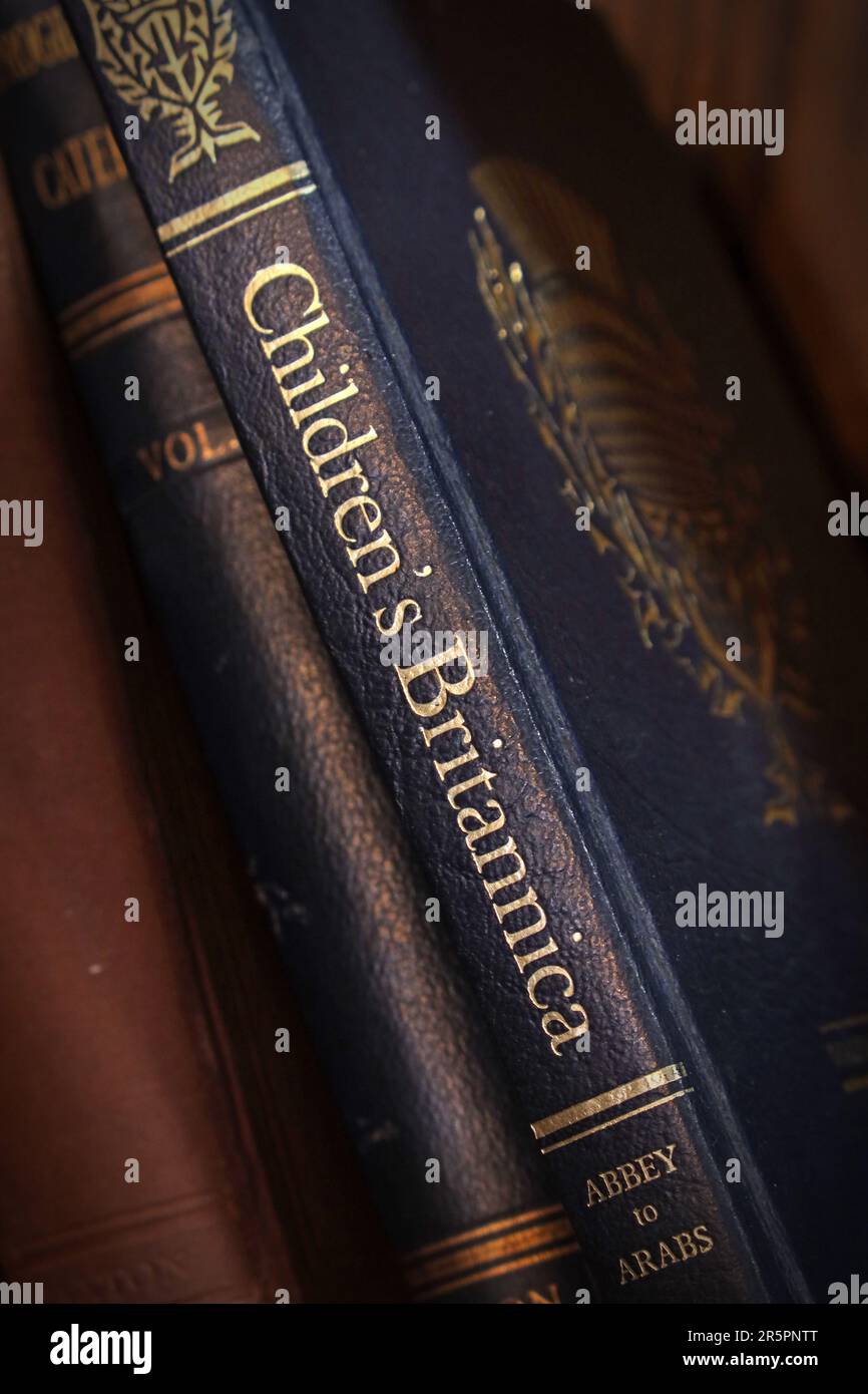 Primo piano di un volume hardback blu di Children's Encyclopedia Britannica intitolato "Abbey to Arabs" su una libreria Foto Stock