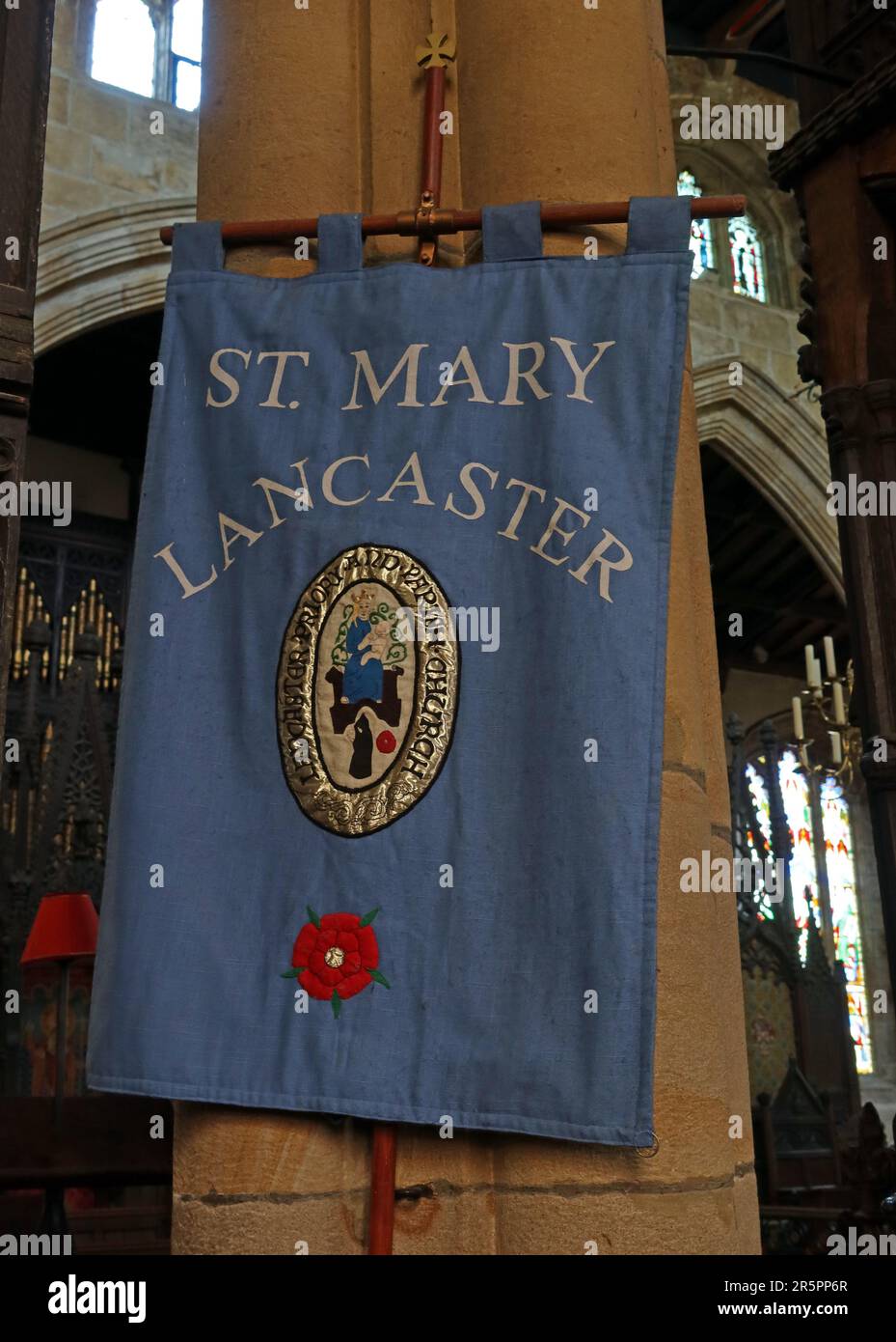 Striscione all'interno del Priorato di St Mary e della Chiesa parrocchiale di Lancaster, con la Rosa Rossa del Lancashire come simbolo dell'identità della contea, Lancashire, Inghilterra Foto Stock
