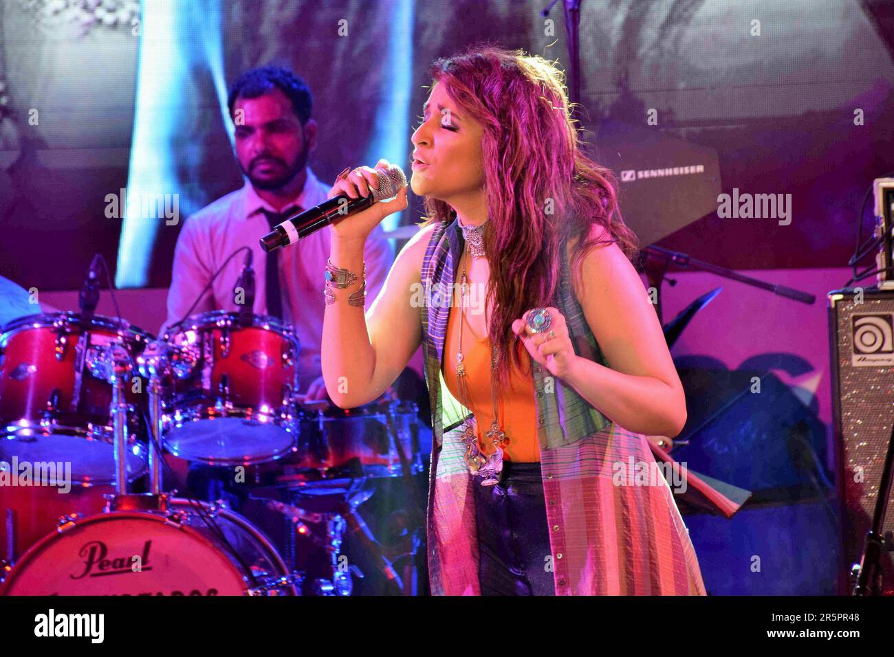Parineeti Chopra, attrice indiana, canto, Meri Pyaari Bindu, concerto cinematografico, Mumbai, India, 6 maggio 2017 Foto Stock