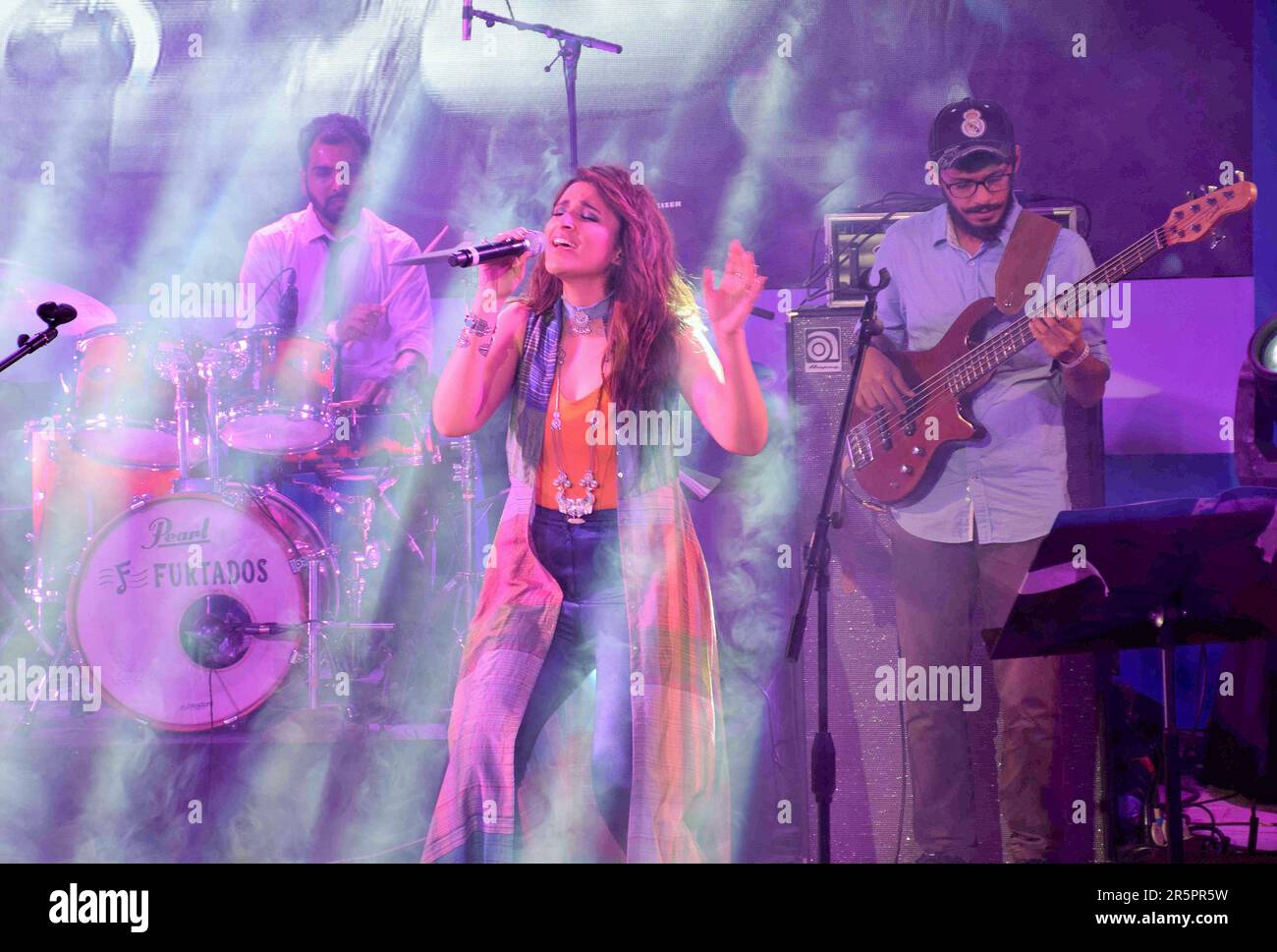 Parineeti Chopra, attrice indiana, canto, Meri Pyaari Bindu, concerto cinematografico, Mumbai, India, 6 maggio 2017 Foto Stock