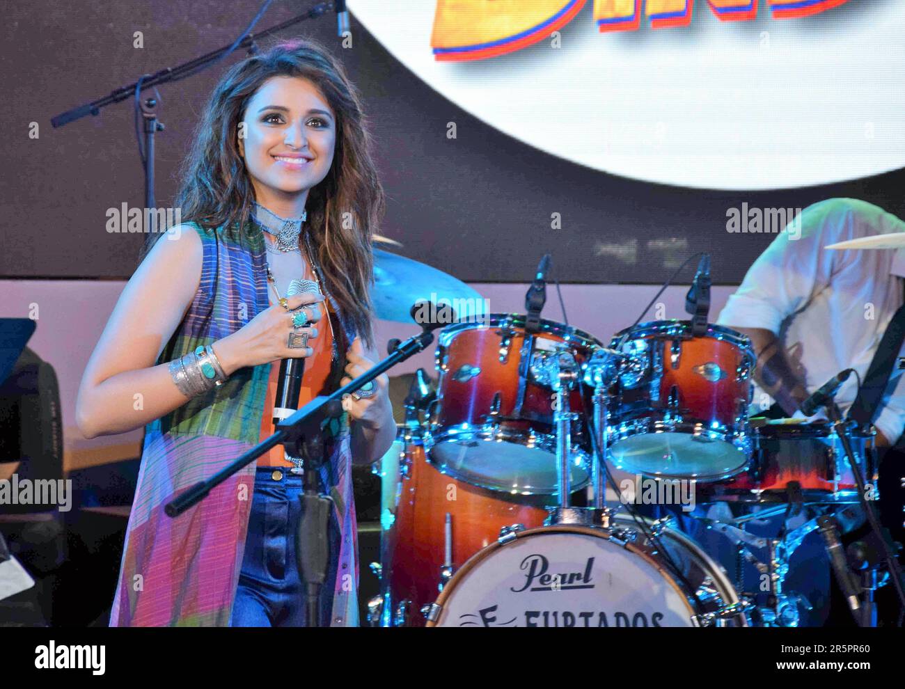 Parineeti Chopra, attrice indiana, canto, Meri Pyaari Bindu, concerto cinematografico, Mumbai, India, 6 maggio 2017 Foto Stock