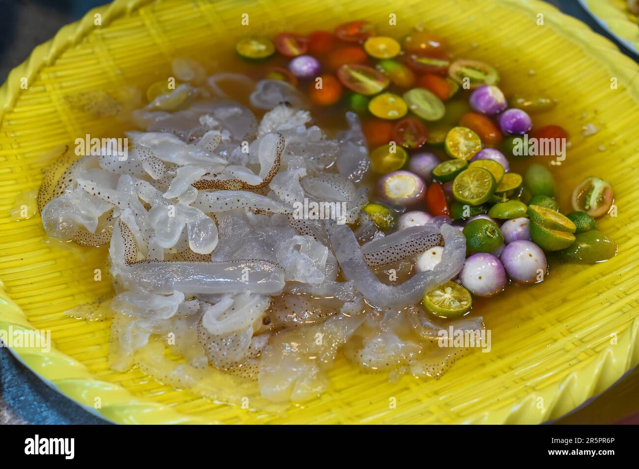 Piatto vietnamita tentacoli di medusa in salsa con verdure Foto Stock