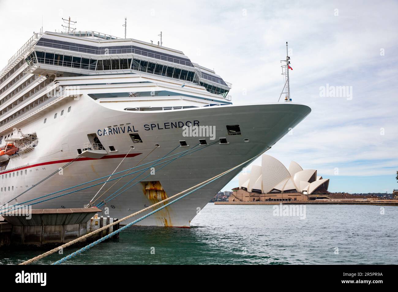 Nave da crociera Carnival Splendor ormeggiata al terminal passeggeri Overseas, Circular Quay, Sydney, NSW, Australia Foto Stock