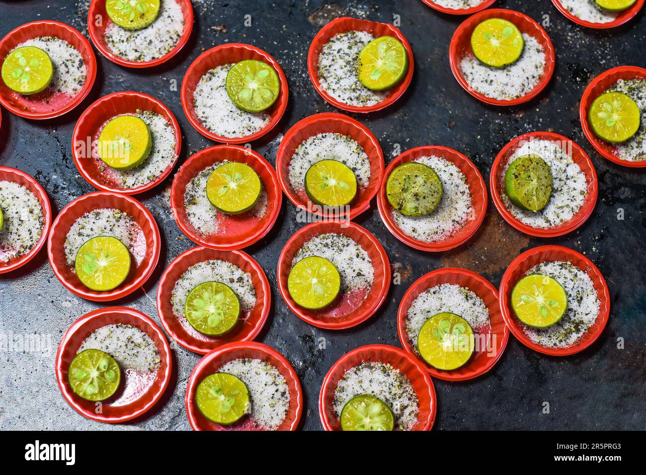 Molti piatti preparati con spezie vietnamite con sale, pepe, lime Foto Stock