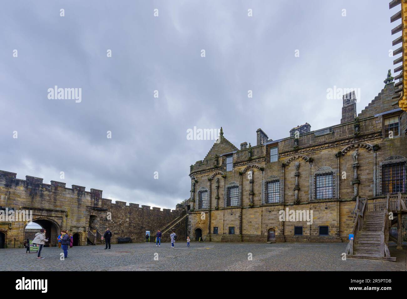 Stirling, Regno Unito - 25 settembre 2022: Vista dello storico castello di Stirling, con i visitatori, in Scozia, Regno Unito Foto Stock