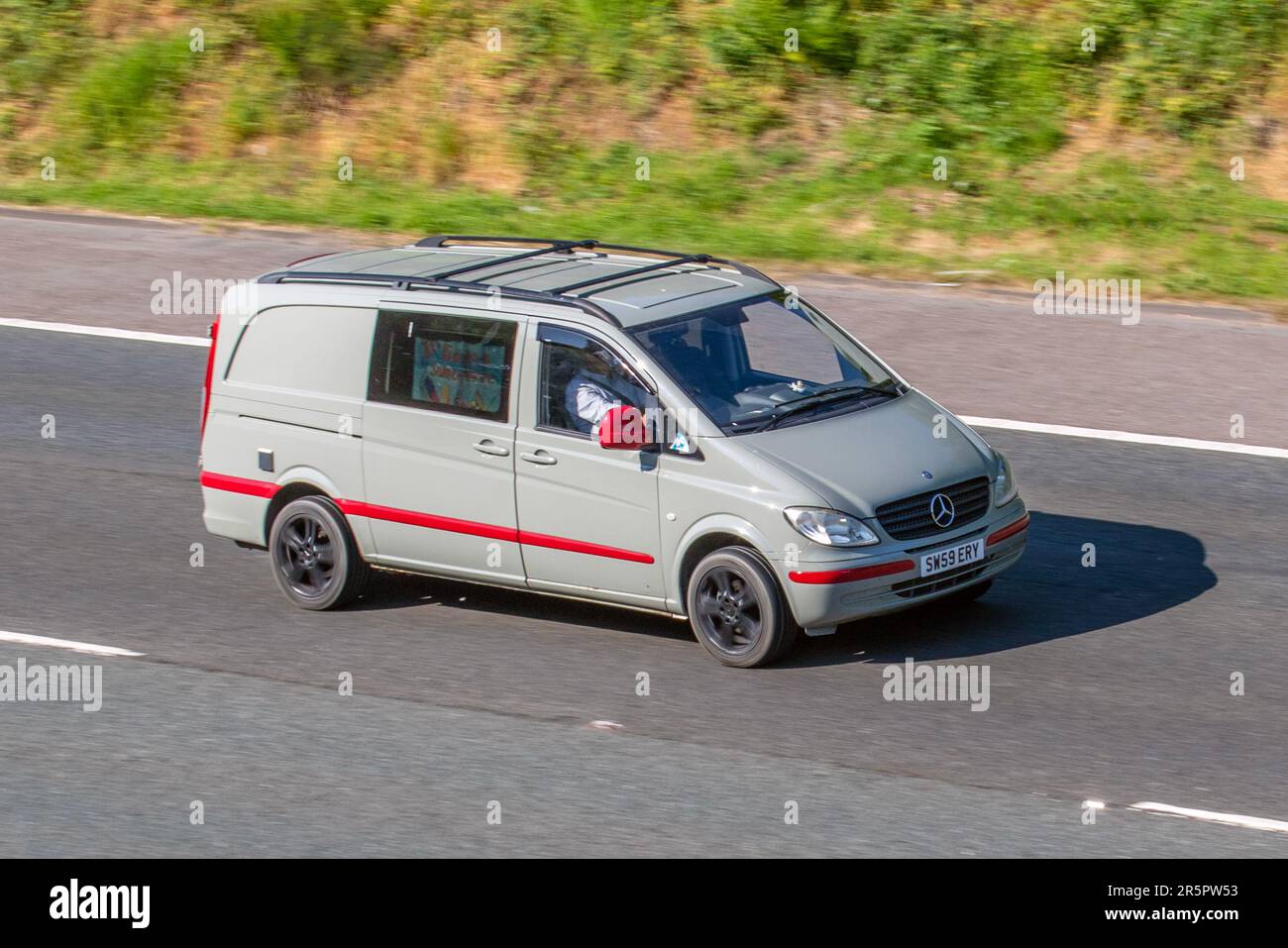 2009 Mercedes Vito 109 CDI Long, 109 CDI SWB Extended Frame Panel Van Diesel furgone da 2148 cc per veicoli commerciali leggeri di medie dimensioni (LCV); viaggiando sull'autostrada M61 a Greater Manchester, Regno Unito Foto Stock