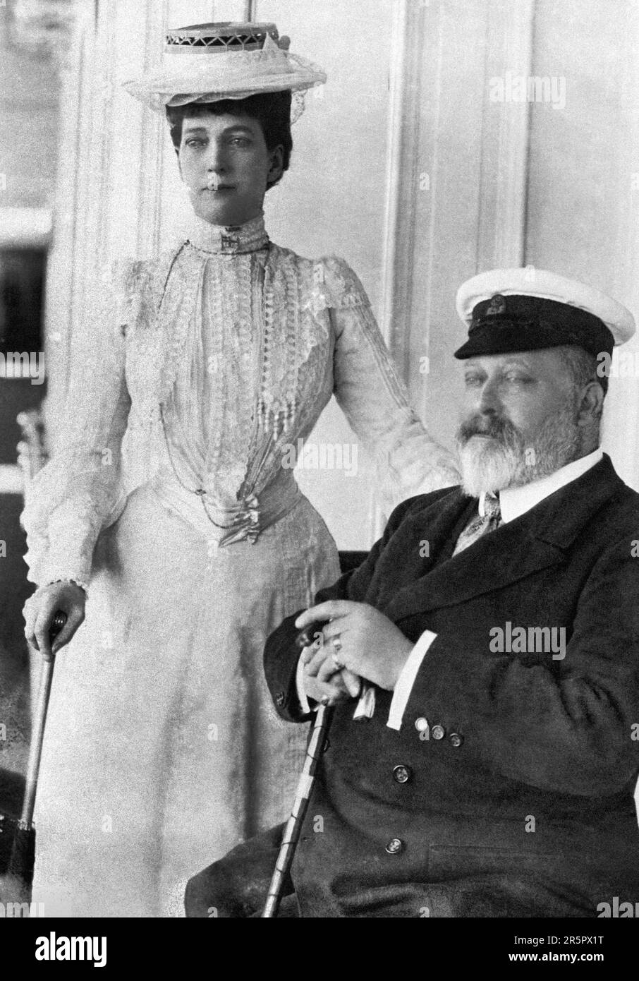Foto del file datata 01/01/1907 del re Edoardo VII e della regina Alexandra a Cowes, Isola di Wight. Il Duca di Sussex non sarà il primo reale ad entrare in una scatola di testimonianza, ma la sua apparizione in una sarà una rarità per la sua famiglia. Nel 1870, il bisnonno grande di Harry, il Principe di Galles - successivamente Re Edoardo VII - apparve volontariamente come testimone in un caso di divorzio, quando Lady Harriet Mordaunt accusò falsamente l'erede al trono di essere uno dei suoi amanti. Data di emissione: Lunedì 5 giugno 2023. Foto Stock