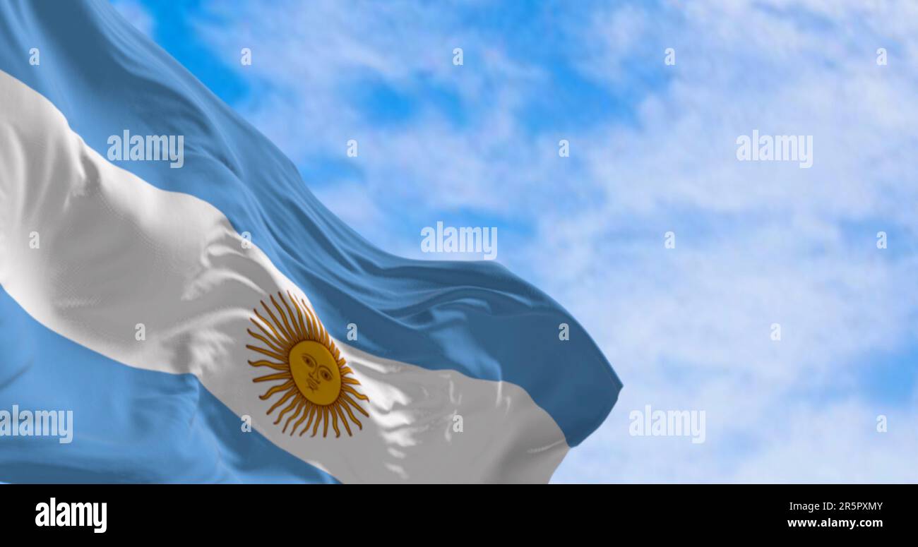 Bandiera nazionale argentina che batte al vento in una giornata di sole. Tre bande orizzontali blu e bianche uguali con il Sole di Maggio al centro. 3d illus Foto Stock