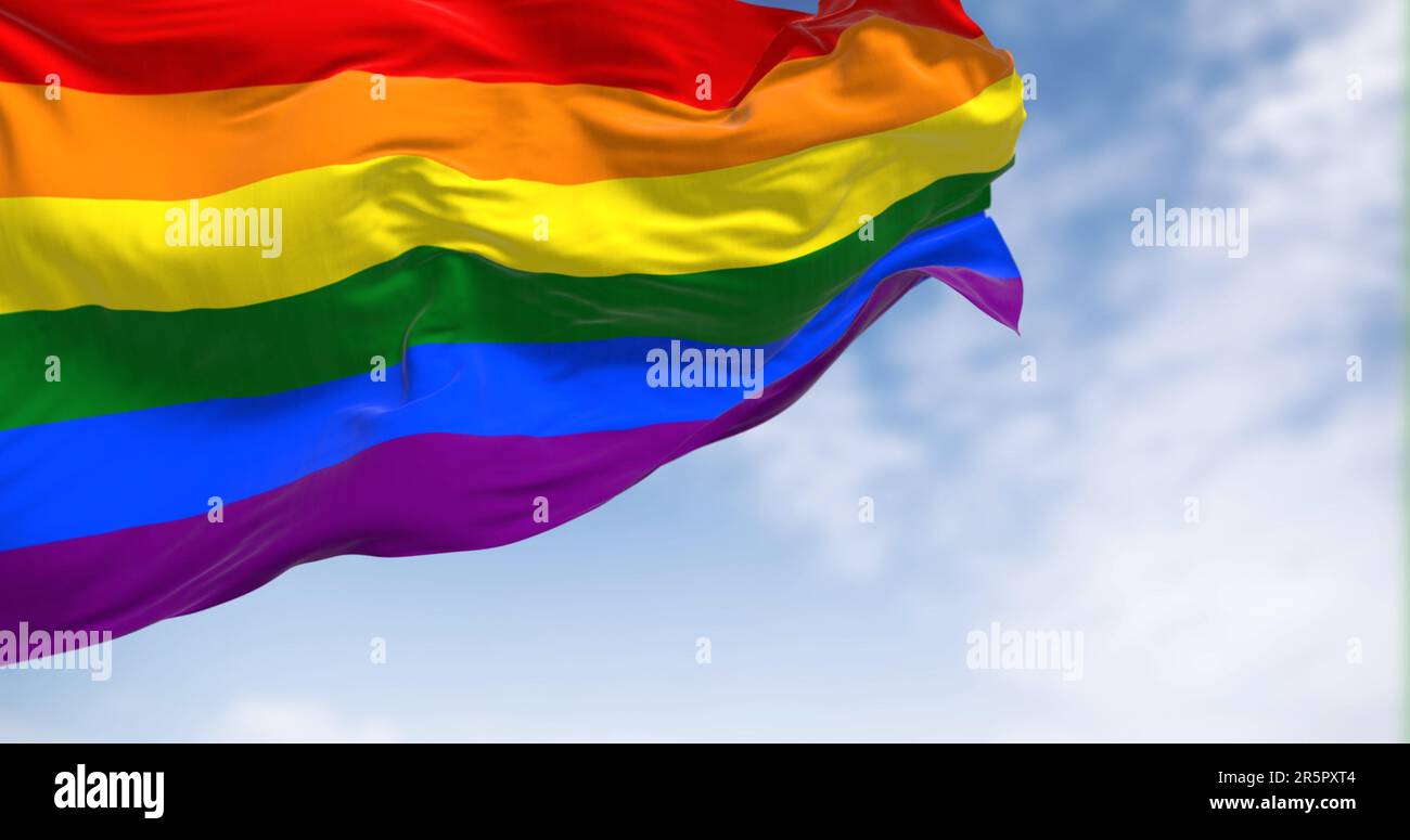 Bandiera arcobaleno che sventola in una giornata limpida. Bandiera multicolore con strisce nei colori dell'arcobaleno, spesso usata come simbolo dell'orgoglio LGBT. illustrazione 3d Foto Stock