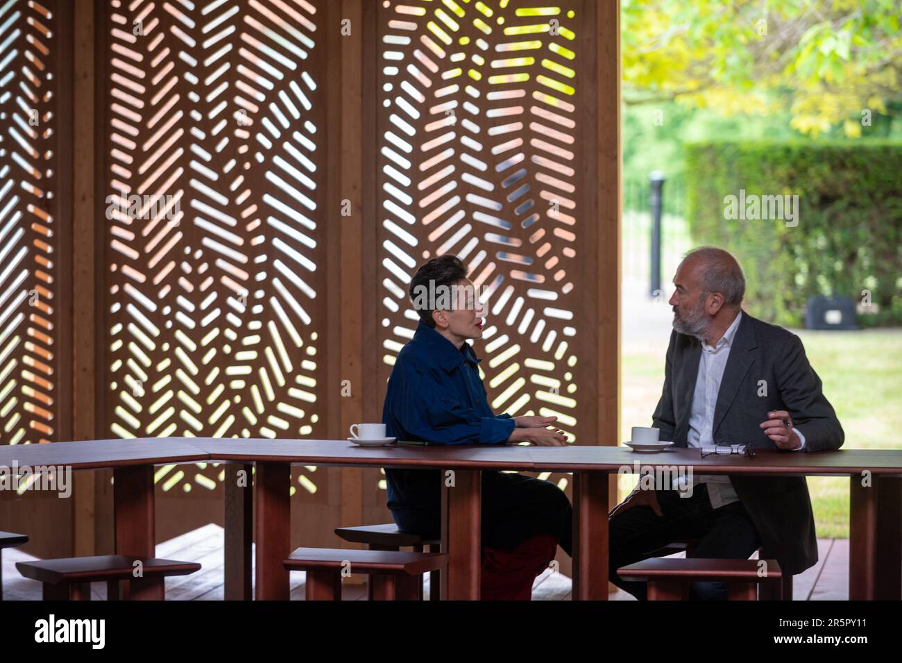 Il Padiglione a serpentina 2023 è stato progettato come un luogo dove incontrarsi per discutere, mangiare e bere. L'architetto francese/libanese Lina Ghotmeh riflette il primo utilizzo di Serpentine come caffetteria. Foto Stock