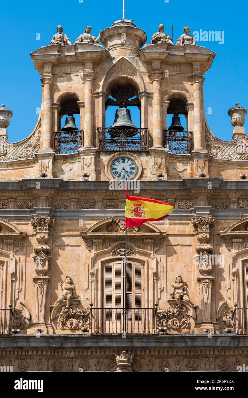 Architettura barocca spagnola, dettaglio superiore dell'edificio del municipio situato nel lato nord di Plaza Mayor, storica città barocca di Salamanca. Foto Stock