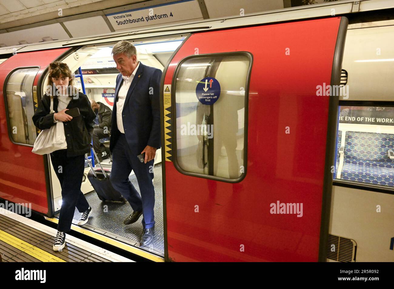 Londra, Regno Unito. 05th giugno, 2023. Il Presidente del Ministro fiammingo Jan Jambon ha fatto un'immagine in metropolitana durante l'arrivo della delegazione fiamminga il primo giorno di una missione diplomatica nel Regno Unito, a Londra, lunedì 05 giugno 2023. FOTO DI BELGA DIRK WAEM Credit: Agenzia Notizie di Belga/Alamy Live News Foto Stock