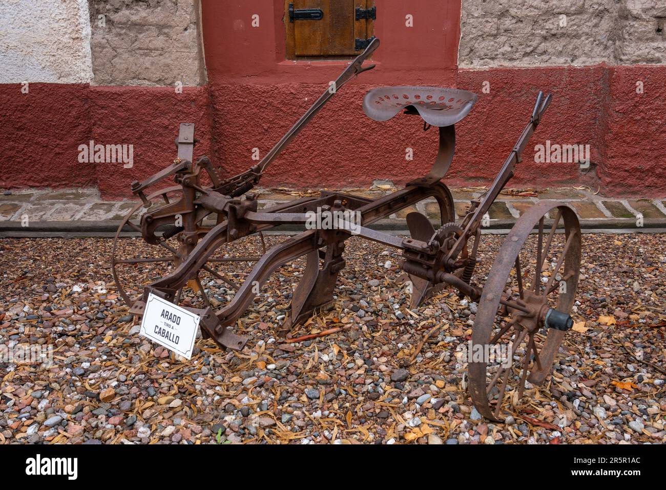 Un antico aratro trainato da cavalli a la Abeja Farm & Winery, San Rafael, Mendoza, Argentina. La Abeja è la più antica cantina di San Rafael, fondata nel 1883. Foto Stock