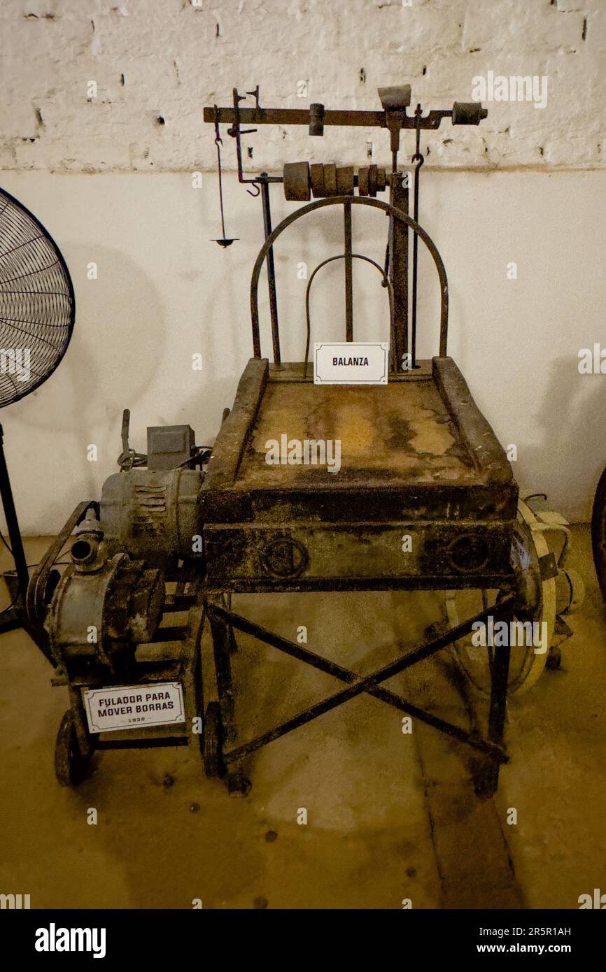 Un'antica bilancia e una macchina per il fumo in esposizione. Azienda vinicola la Abeja, San Rafael, Mendoza, Argentina. Il fumatore è stato usato per spaventare i greggi via di Foto Stock