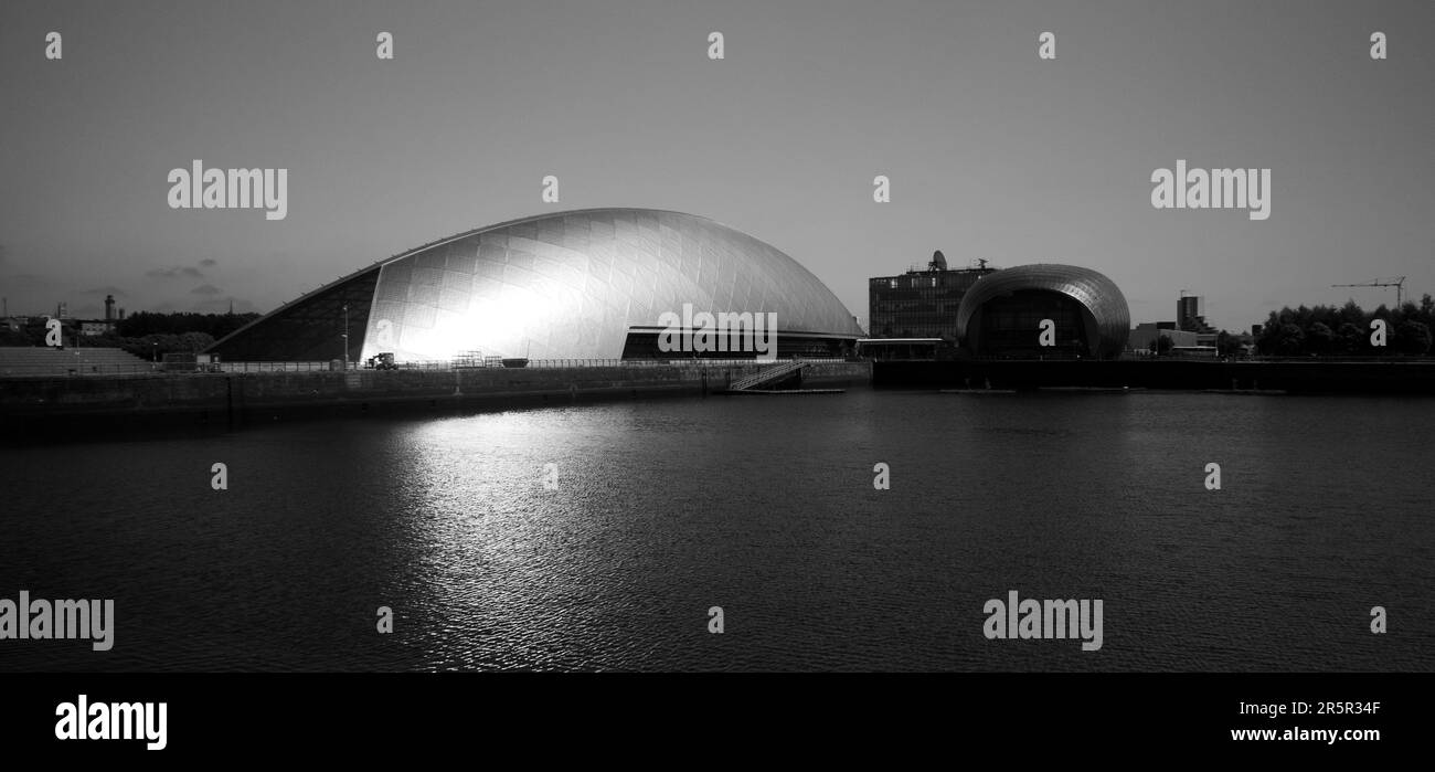 Cattura la meraviglia architettonica dell'Armadillo di Glasgow. La sua elegante struttura in acciaio sorge orgogliosamente lungo il fiume Clyde, incarnando un design moderno. Foto Stock