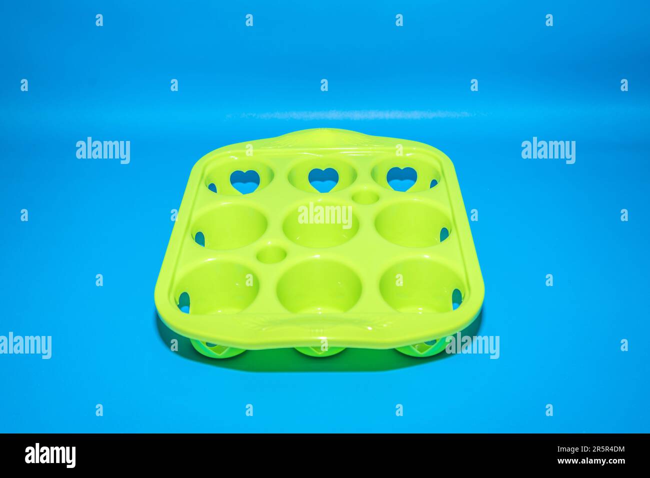 Il contenitore Green Plastic Aqua è il tuo compagno ideale per un'idratazione rinfrescante. Foto Stock