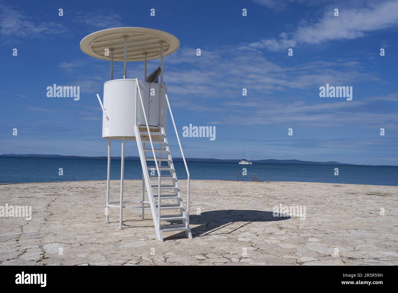 Zaton, Croazia - 18 maggio 2023 - la spiaggia di mare e il bagnino si trovano a Zaton la mattina di una giornata di sole primaverile Foto Stock