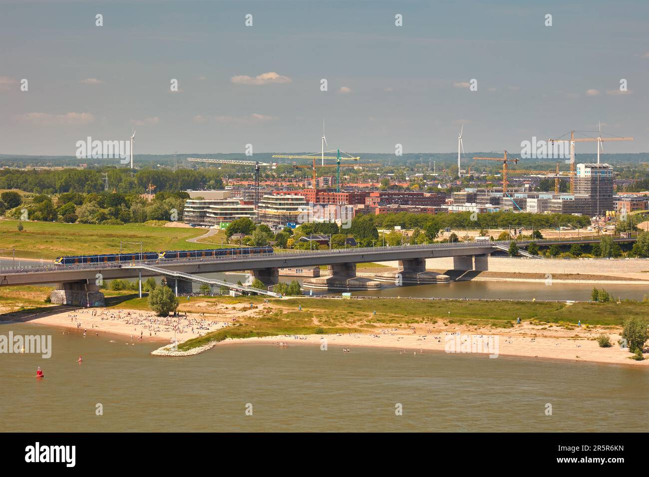 Veduta aerea del fiume Waal con spiaggia e costruzione di nuove case e uffici a Nijmegen e Lent, Paesi Bassi Foto Stock