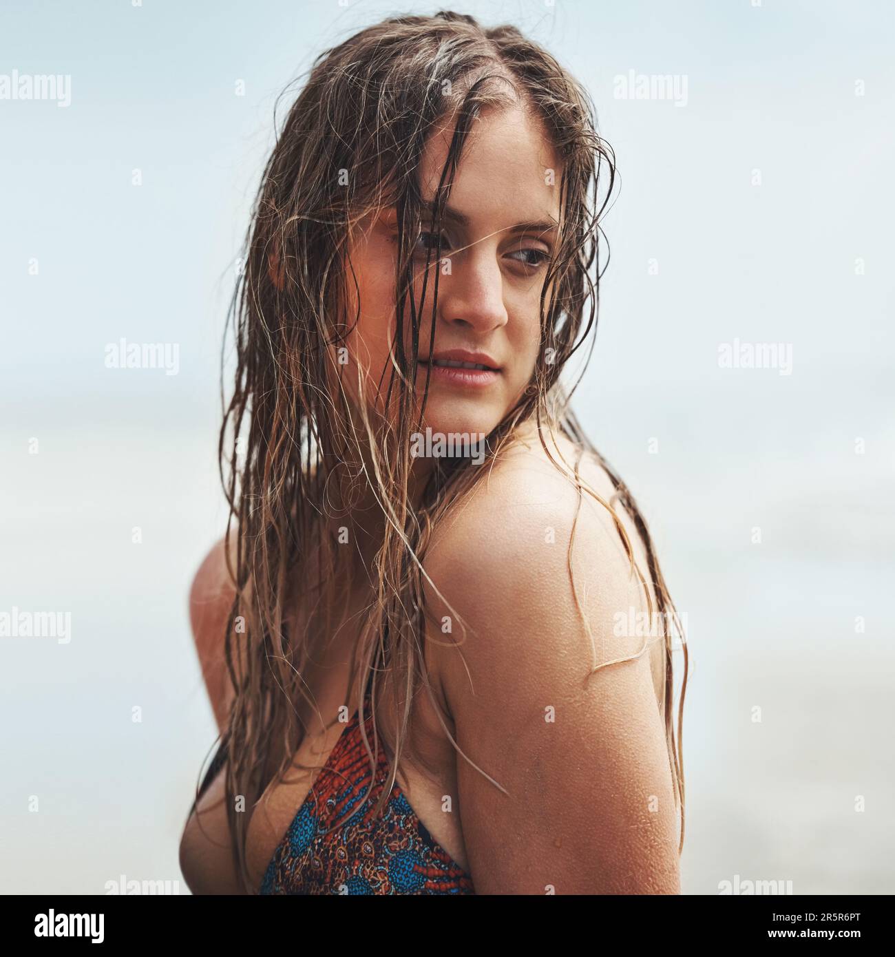 Shes pura spiaggia babe. una giovane donna attraente in piedi su una spiaggia. Foto Stock
