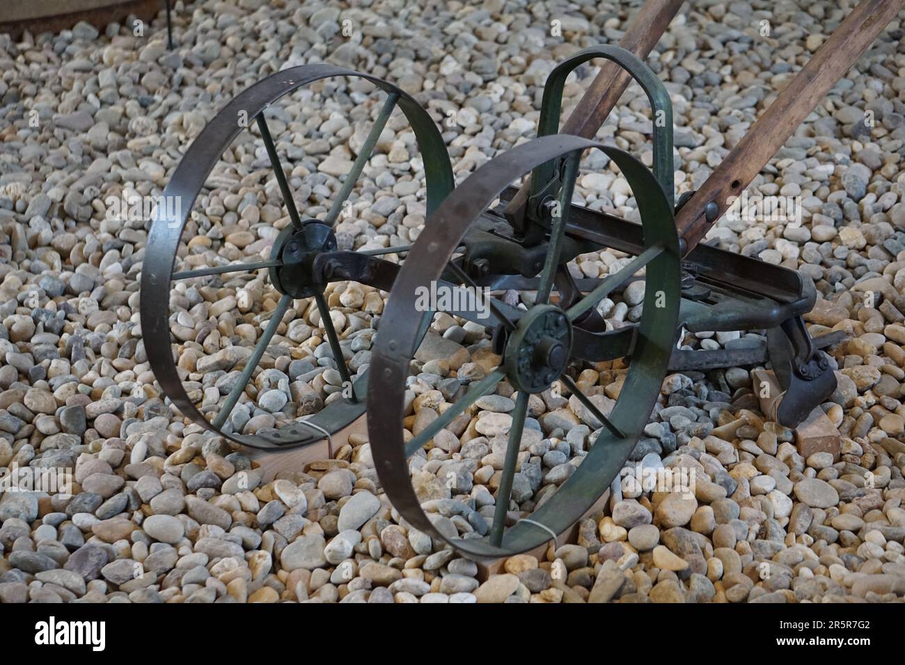 Un aratro storico nel giardino del palazzo a Schwetzingen, Germania. Foto Stock