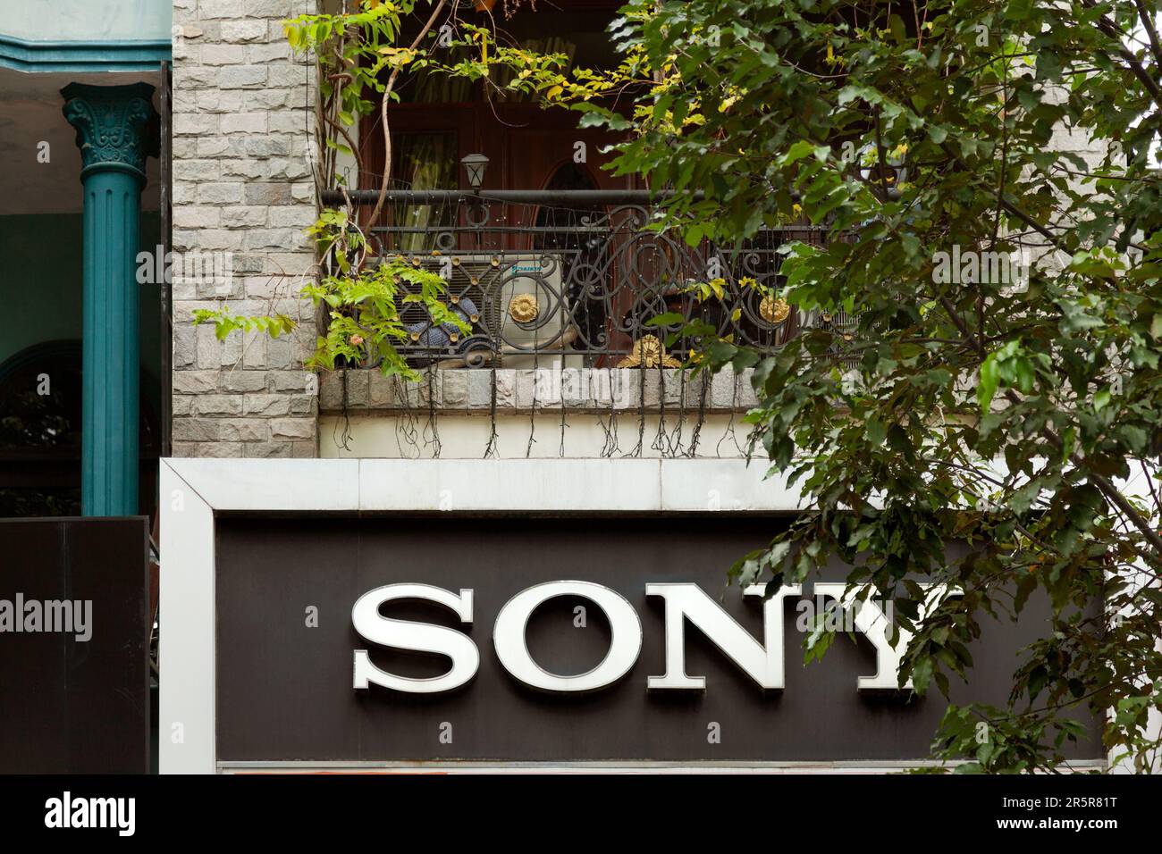 Ho Chi Minh City, Vietnam - 4 giugno 2023: Logo aziendale bianco su un segno commerciale nero del negozio di elettronica Sony. Multinazionale giapponese Foto Stock