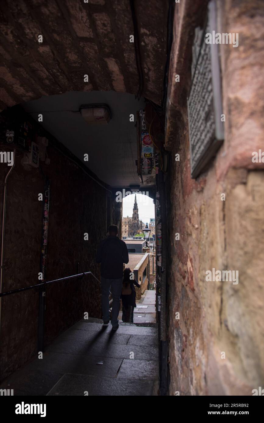 Guardando attraverso Advocates Close, appena fuori dal Royal Mile di Edimburgo, verso il Monumento Scott. Foto Stock