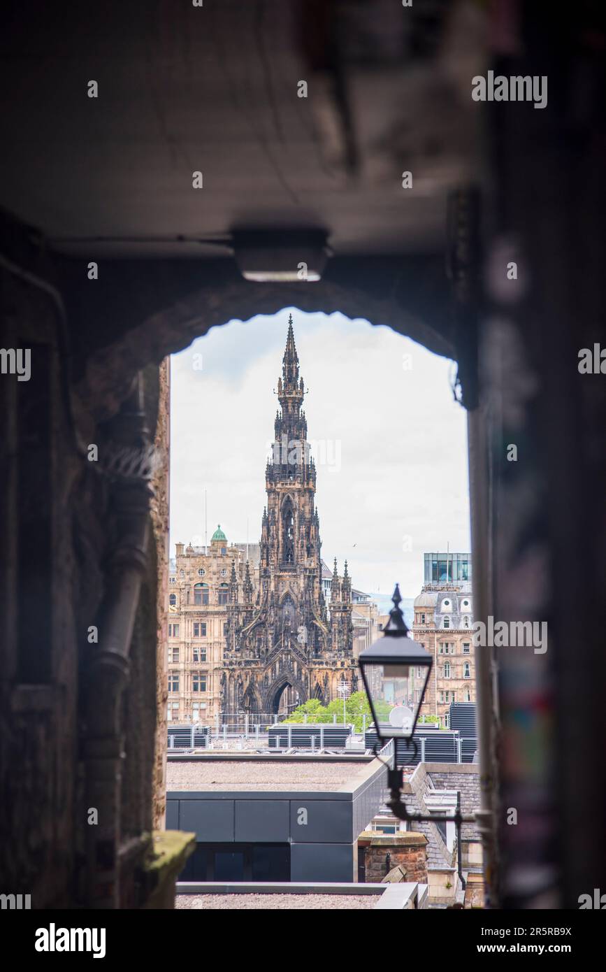 Guardando attraverso Advocates Close, appena fuori dal Royal Mile di Edimburgo, verso il Monumento Scott. Foto Stock