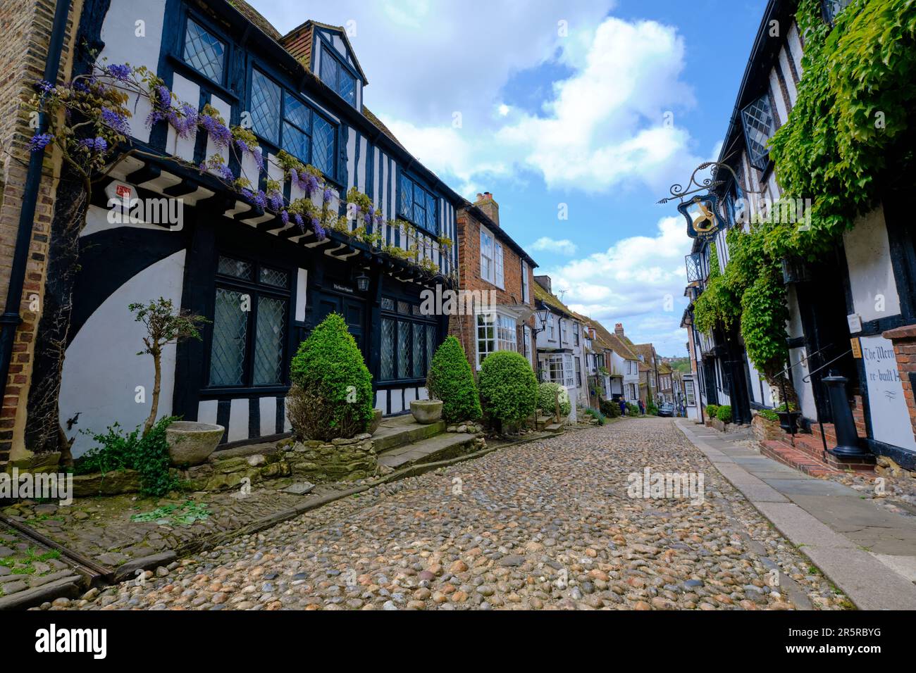 Rye, East Sussex, England, Europe - 18 maggio 2023: La Sirenetta - antico hotel su una strada acciottolata. Una piccola cittadina costiera medievale inglese al sole Foto Stock
