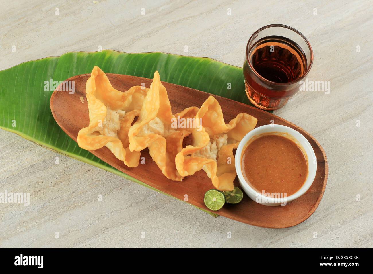 Batagor fritto, Baso Tahu Goreng. Indonesia snack cibo servito con salsa di arachidi Foto Stock