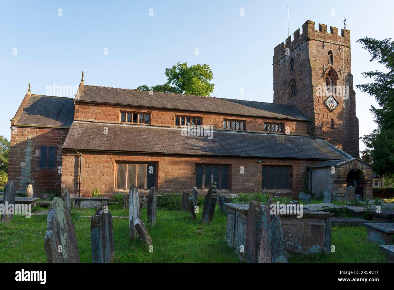 Chiesa di St Chads nel villaggio di Farndon nel Cheshire Inghilterra Regno Unito Foto Stock