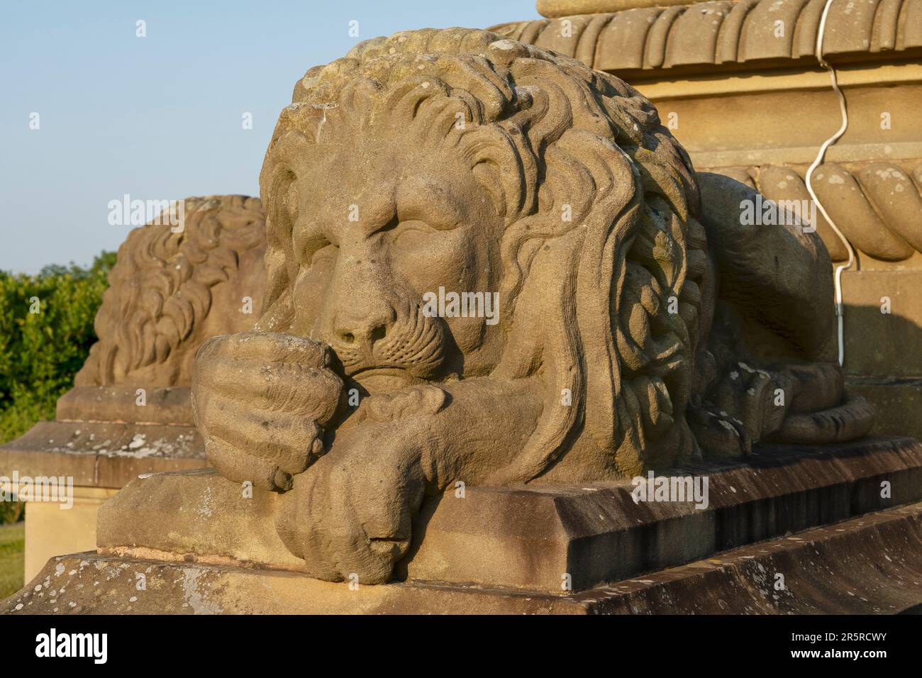 Particolare di un leone alla base del Barnston Memorial alla periferia del villaggio di Farndon nel Cheshire Inghilterra UK Foto Stock