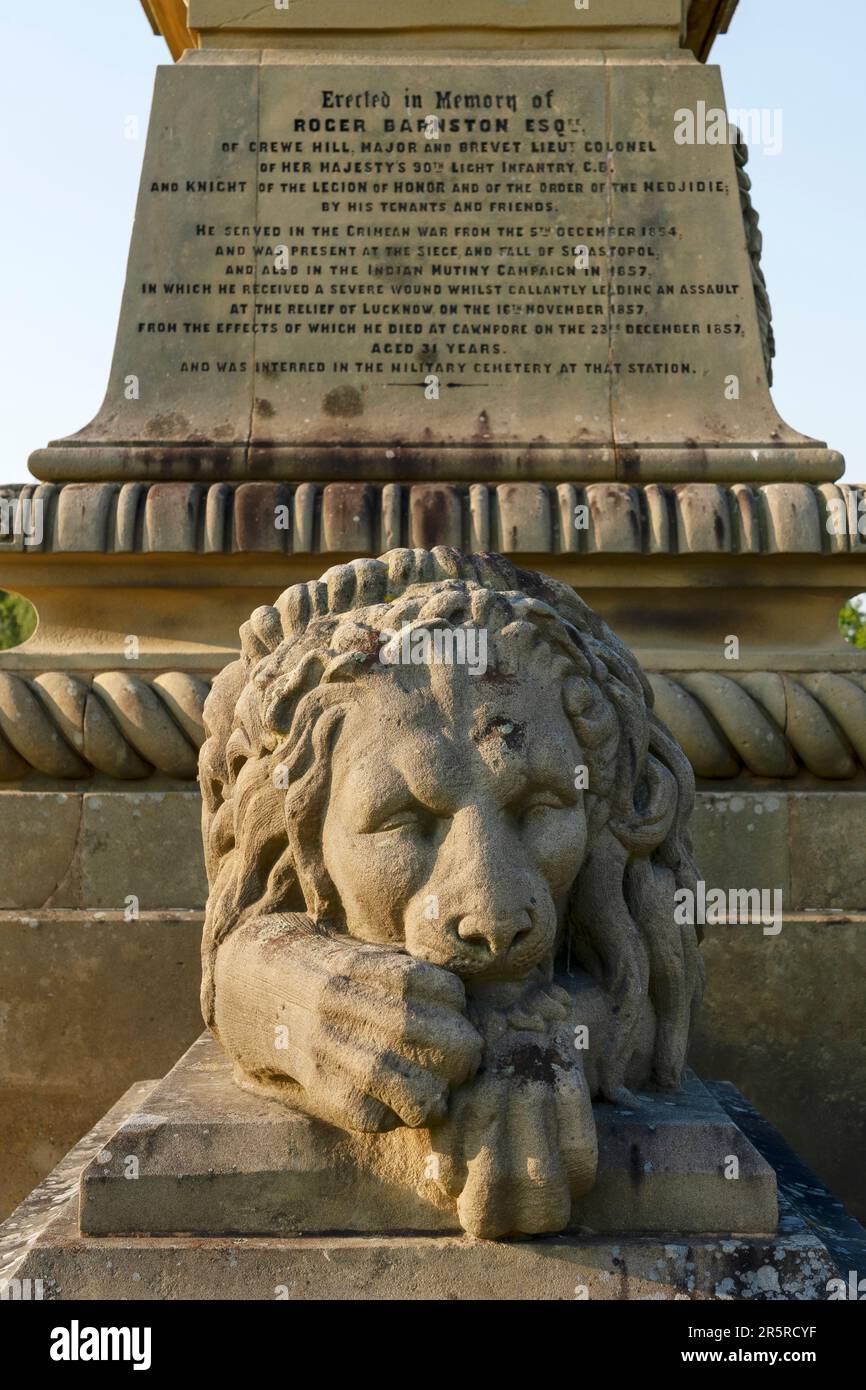 Particolare di un leone alla base del Barnston Memorial alla periferia del villaggio di Farndon nel Cheshire Inghilterra UK Foto Stock