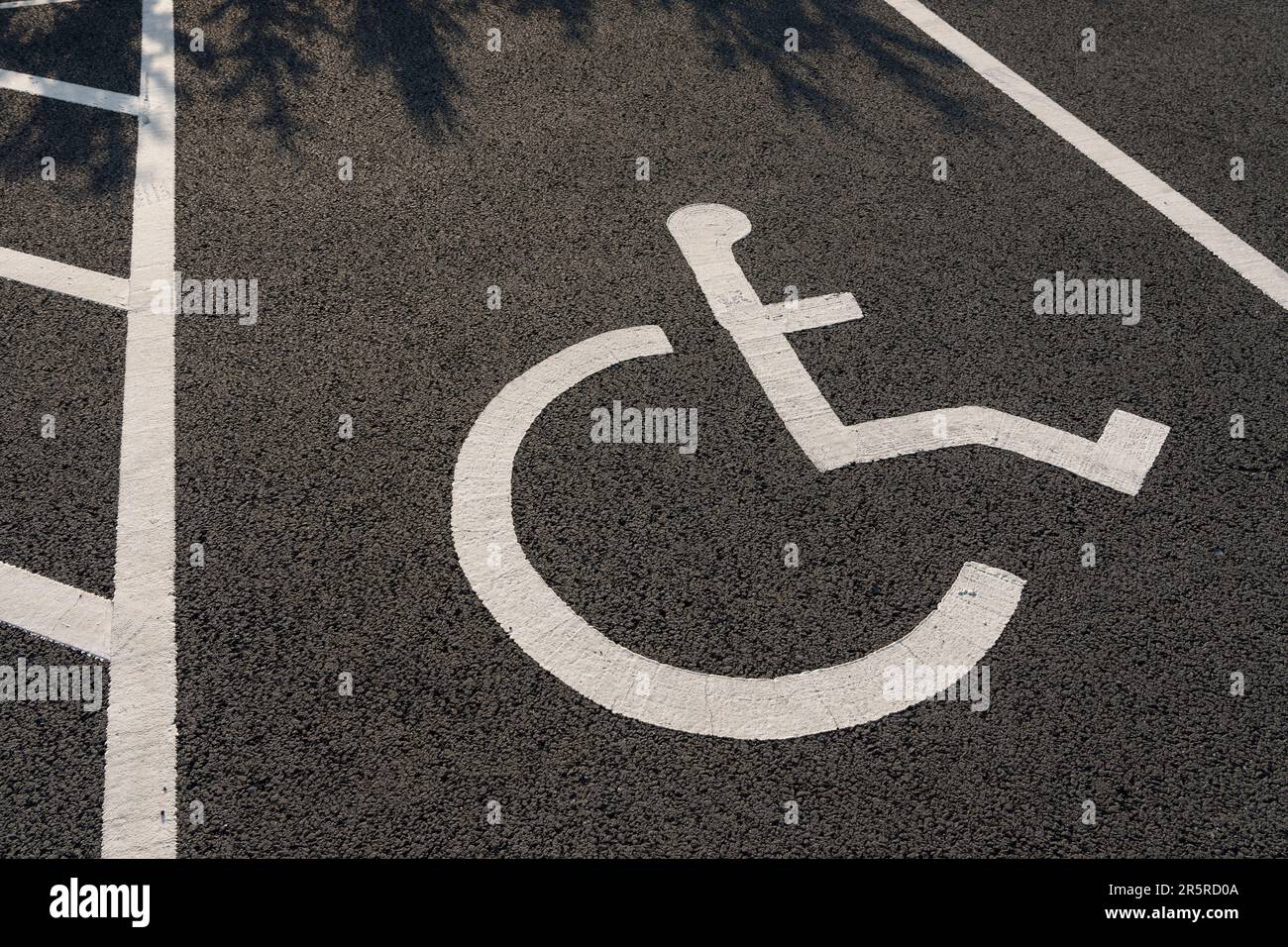 Un posto auto per disabili in primo piano Foto Stock
