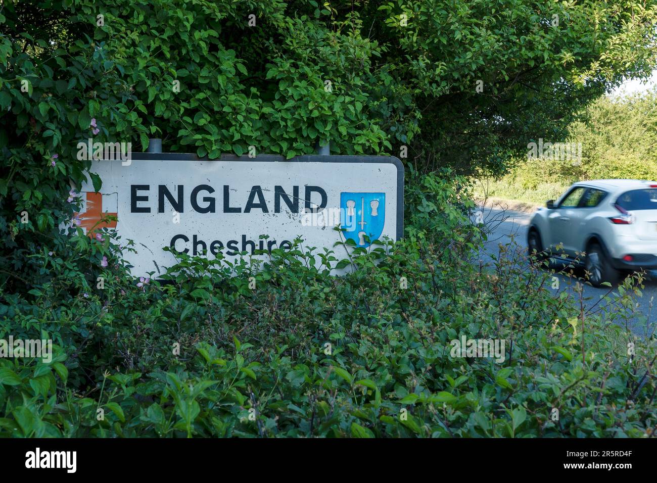 Un cartello Inghilterra Cheshire lungo la strada A534 come attraversa il confine dal Galles all'Inghilterra a Holt e Farndon Villages nel Galles nord-orientale UK Foto Stock