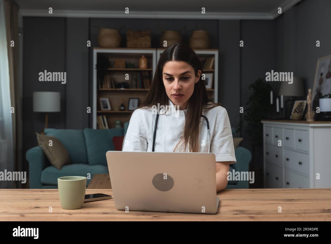 Attraente medico di sesso femminile fare video chiamata on-line consultare  il paziente sul laptop. Assistente medico giovane donna terapeuta  videoconferenza a web camera. Te Foto stock - Alamy