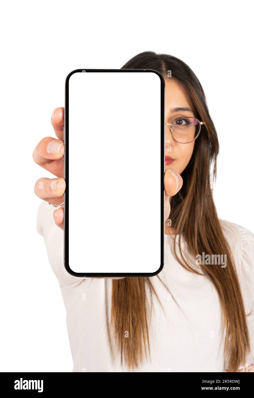 Immagine ravvicinata di una donna in mano che mostra un modello di smartphone. Telefono cellulare moderno con schermo bianco vuoto. Immagine del concetto di applicazione consigliata. Foto Stock