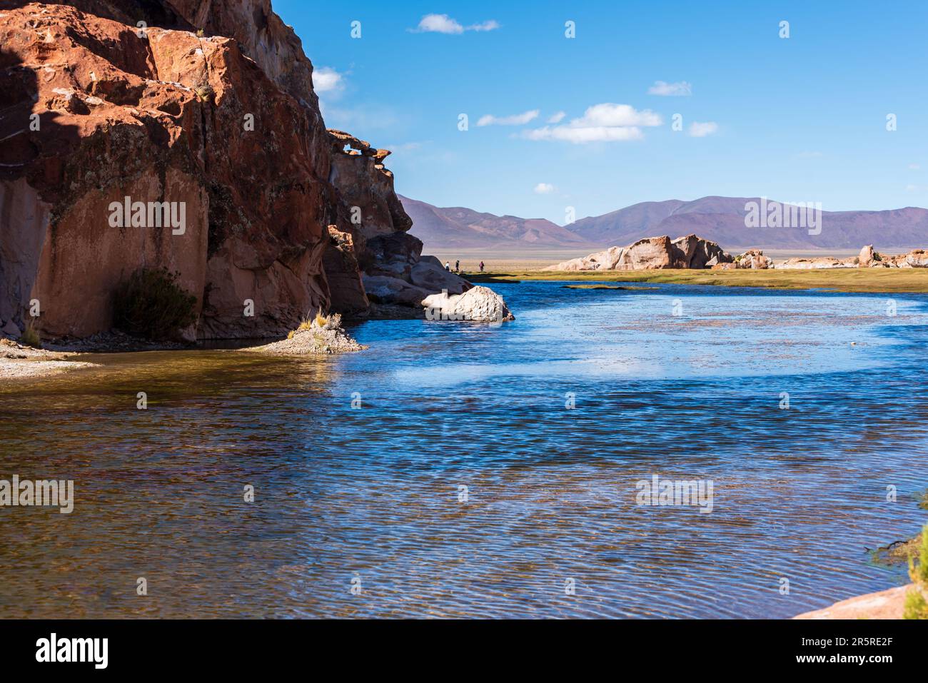 Ruscello d'acqua intorno alla formazione geologica nell'altopiano boliviano Foto Stock