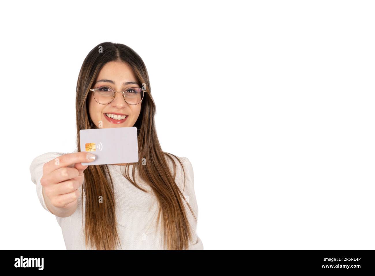 Donna d'affari moderna e alla moda che mostra carte di credito. Sfondo bianco isolato, spazio di copia. Acquisti online sicuri tramite Internet. Foto Stock