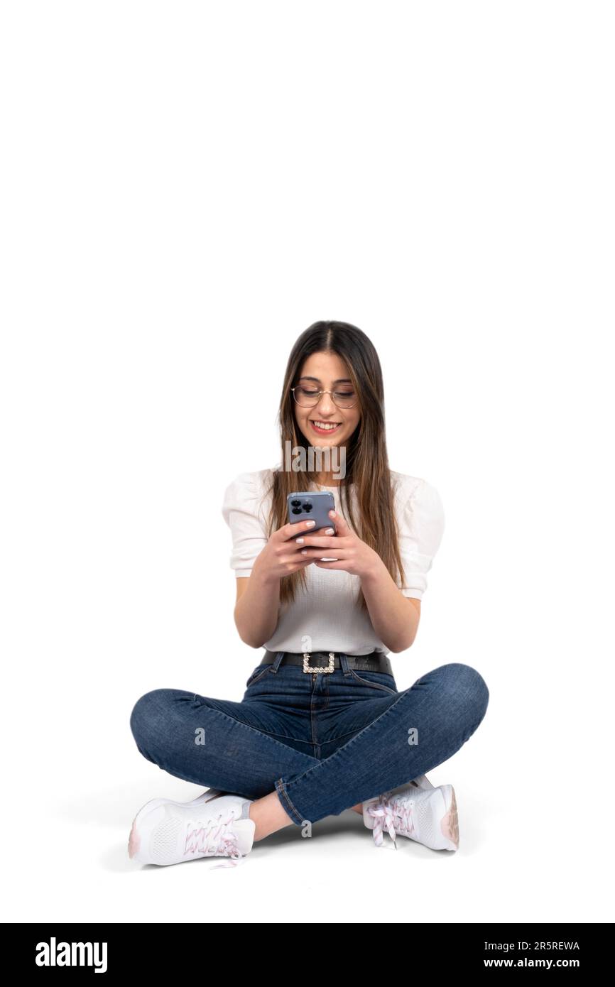 Pubblicità per applicazioni mobili, adolescente caucasica felice che utilizza la pubblicità per applicazioni mobili. SMS, navigazione, messaggistica, smartphone. Foto Stock