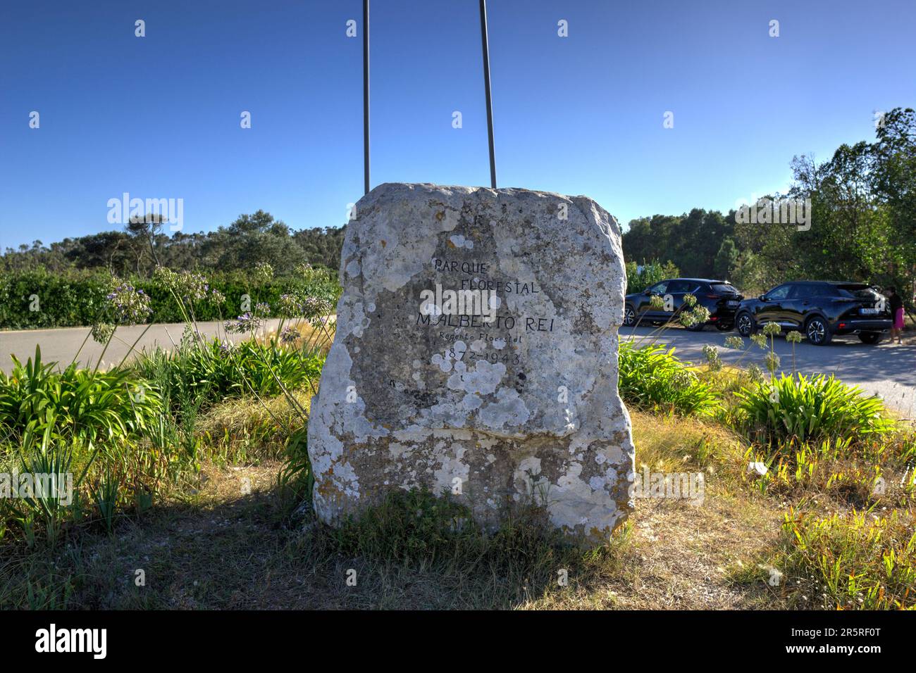 Quiaios, Portogallo - 14 agosto 2022: Primo piano del memoriale di pietra situato sul punto di osservazione all'interno del parco naturale che domina Quiaios dal mare Foto Stock