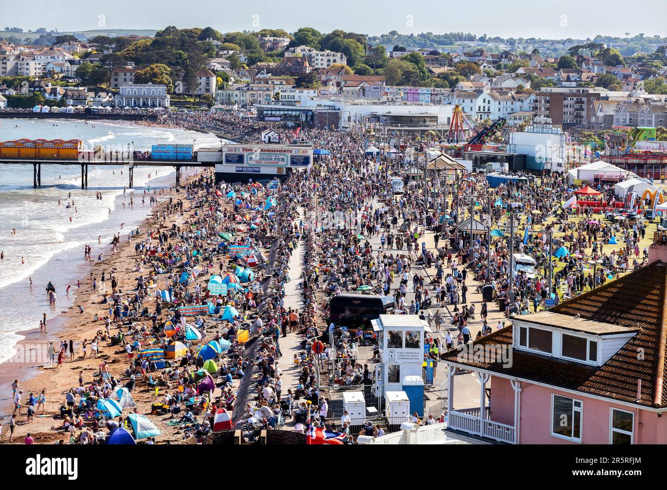 Migliaia di turisti e vacanzieri osservano le frecce rosse che portano al cielo sopra Paignton all'English Riviera 2023 Airshow Foto Stock