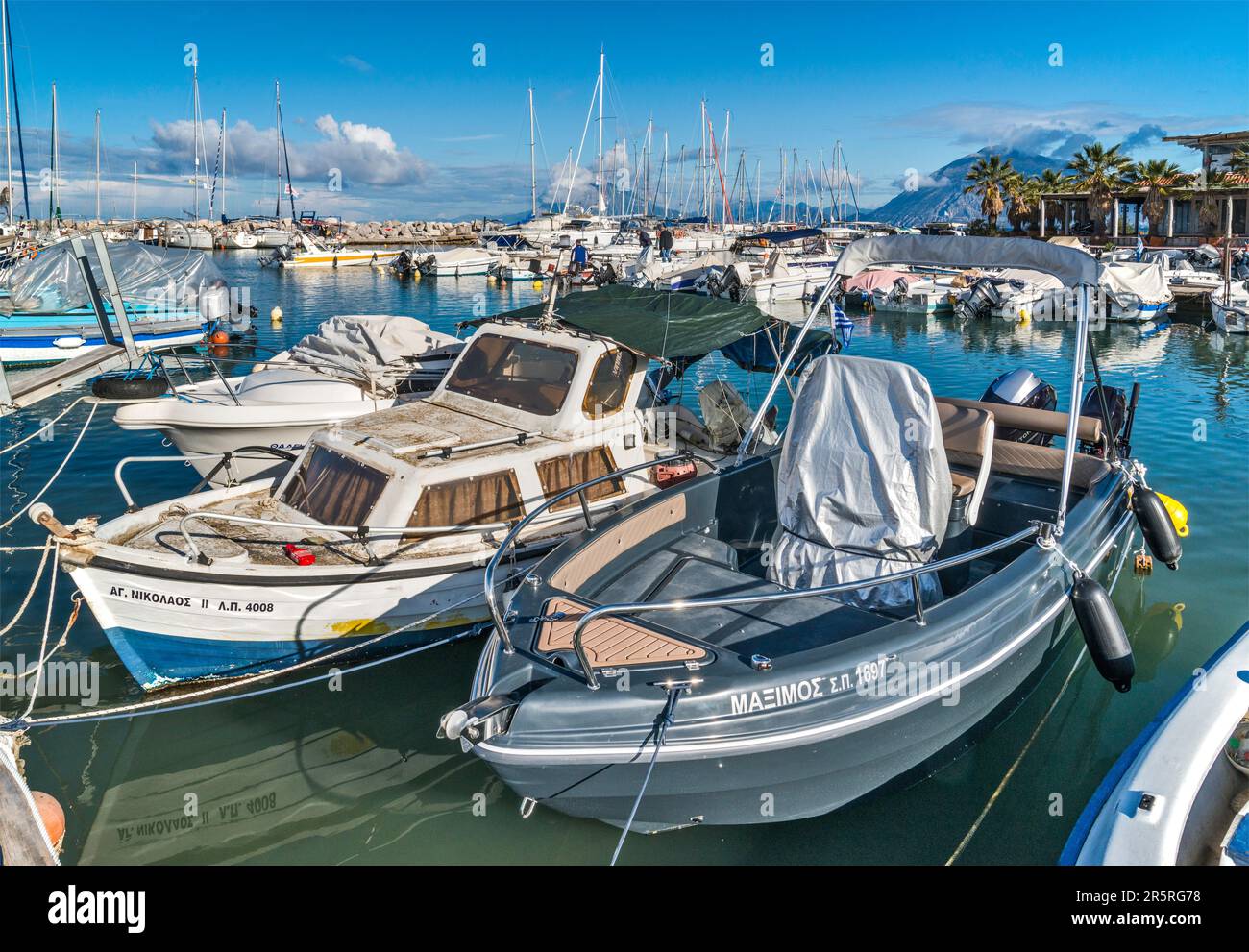 Barche al porto turistico di Patrasso, penisola del Peloponneso, regione della Grecia occidentale, Grecia Foto Stock