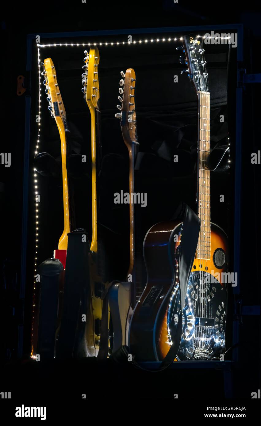 Una pila di chitarre elettriche sul palco per la band a suonare al concerto, Scozia, Regno Unito Foto Stock