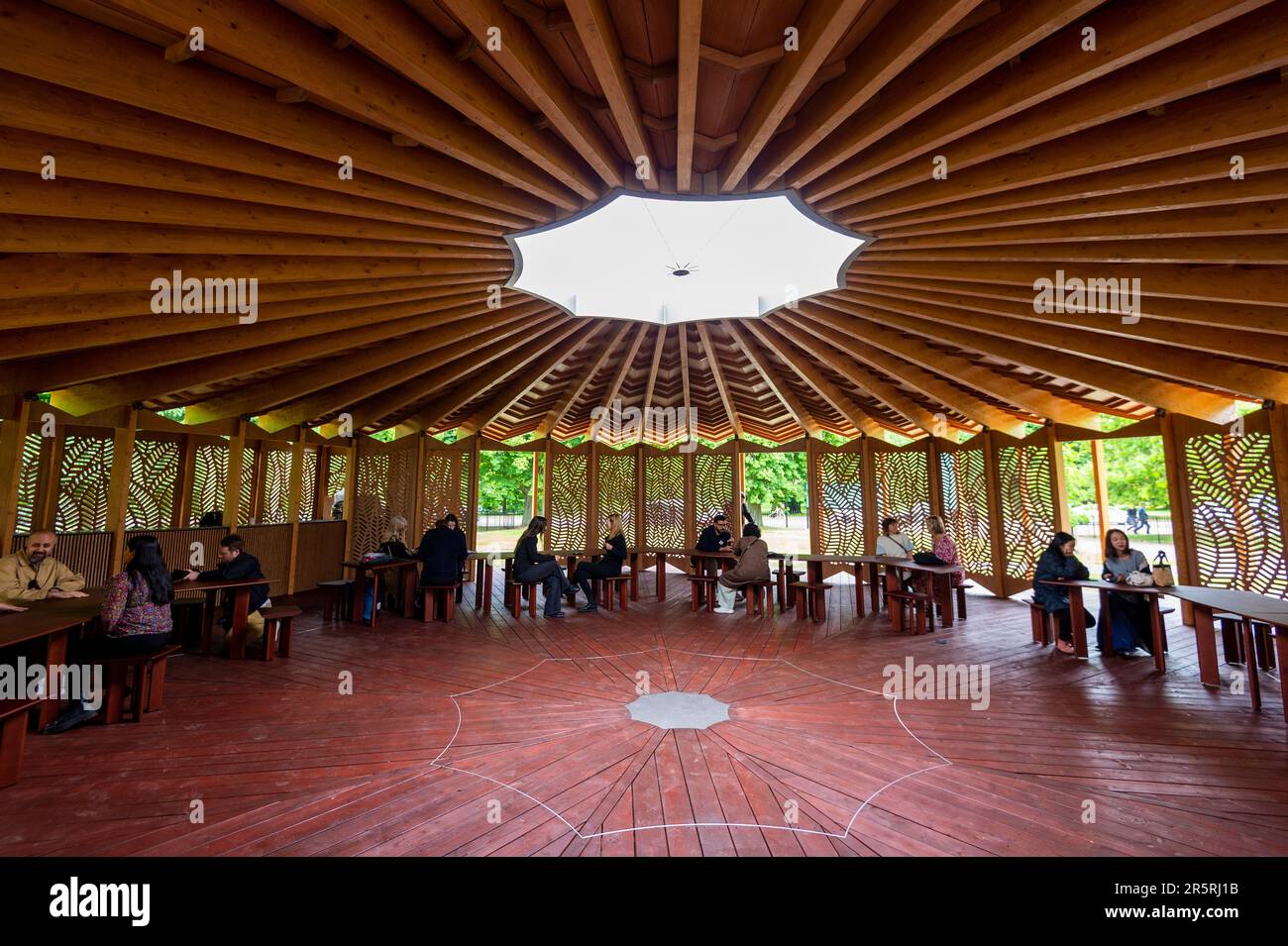 Londra, Regno Unito. 5 giugno 2023. Persone all'interno della struttura durante l'apertura del 22nd° Padiglione serpentino, "à table", progettato dall'architetto francese-libanese parigino Lina Ghotmeh ispirato al suo patrimonio mediterraneo e una chiamata francese a sedersi insieme a un tavolo per impegnarsi e partecipare al dialogo mentre si condivide un pasto. Credit: Stephen Chung / Alamy Live News Foto Stock