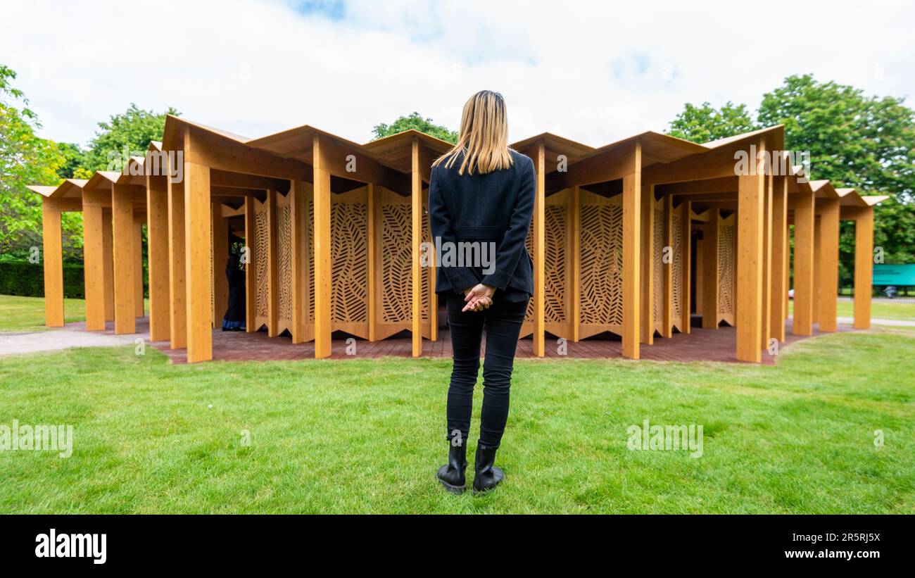 Londra, Regno Unito. 5 giugno 2023. Una donna fuori dalla struttura durante l’apertura del Padiglione serpentino del 22nd, ‘à table’, progettato dall’architetto francese-libanese parigino Lina Ghotmeh ispirato al suo patrimonio mediterraneo e una chiamata francese a sedersi insieme a un tavolo per impegnarsi e partecipare al dialogo mentre si condivide un pasto. Credit: Stephen Chung / Alamy Live News Foto Stock