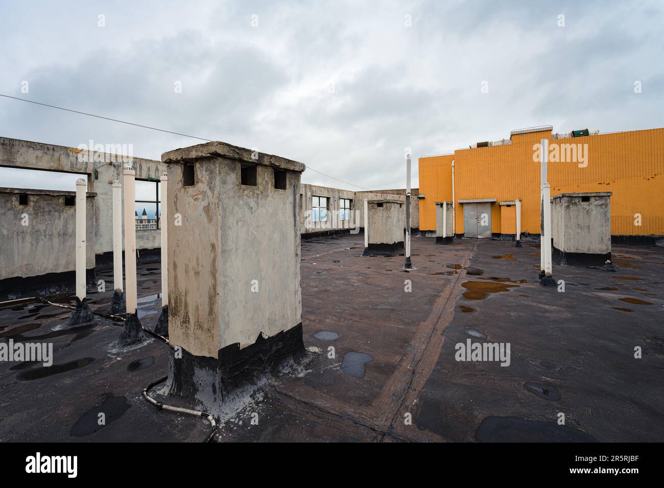 Camino in cima ad un edificio residenziale in una giornata nuvolosa Foto Stock
